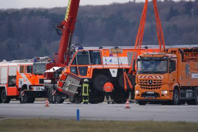 BERGUNGSBILDER! Flughafen Stuttgart: Feuerwehrfahrzeug auf dem Flughafen verunfallt